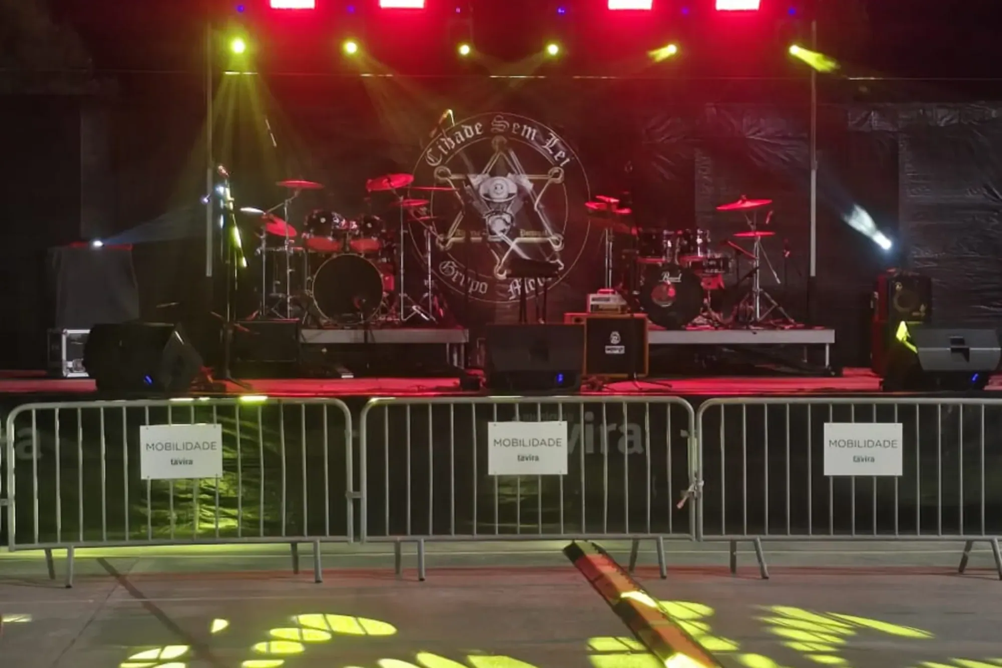 Iluminação de palco e som profissionais em produção técnica de eventos