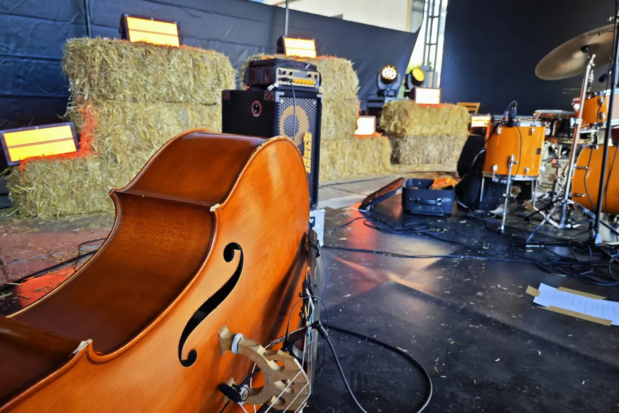 Iluminação de palco e som profissionais em produção técnica de eventos