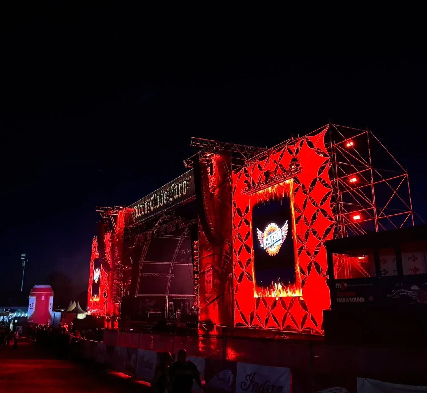 Iluminação de palco e som profissionais em produção técnica de eventos