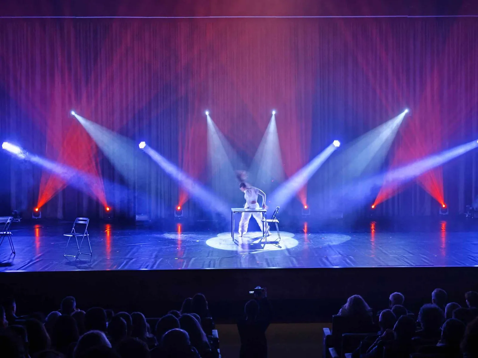 Palco de festival com estrutura e iluminação