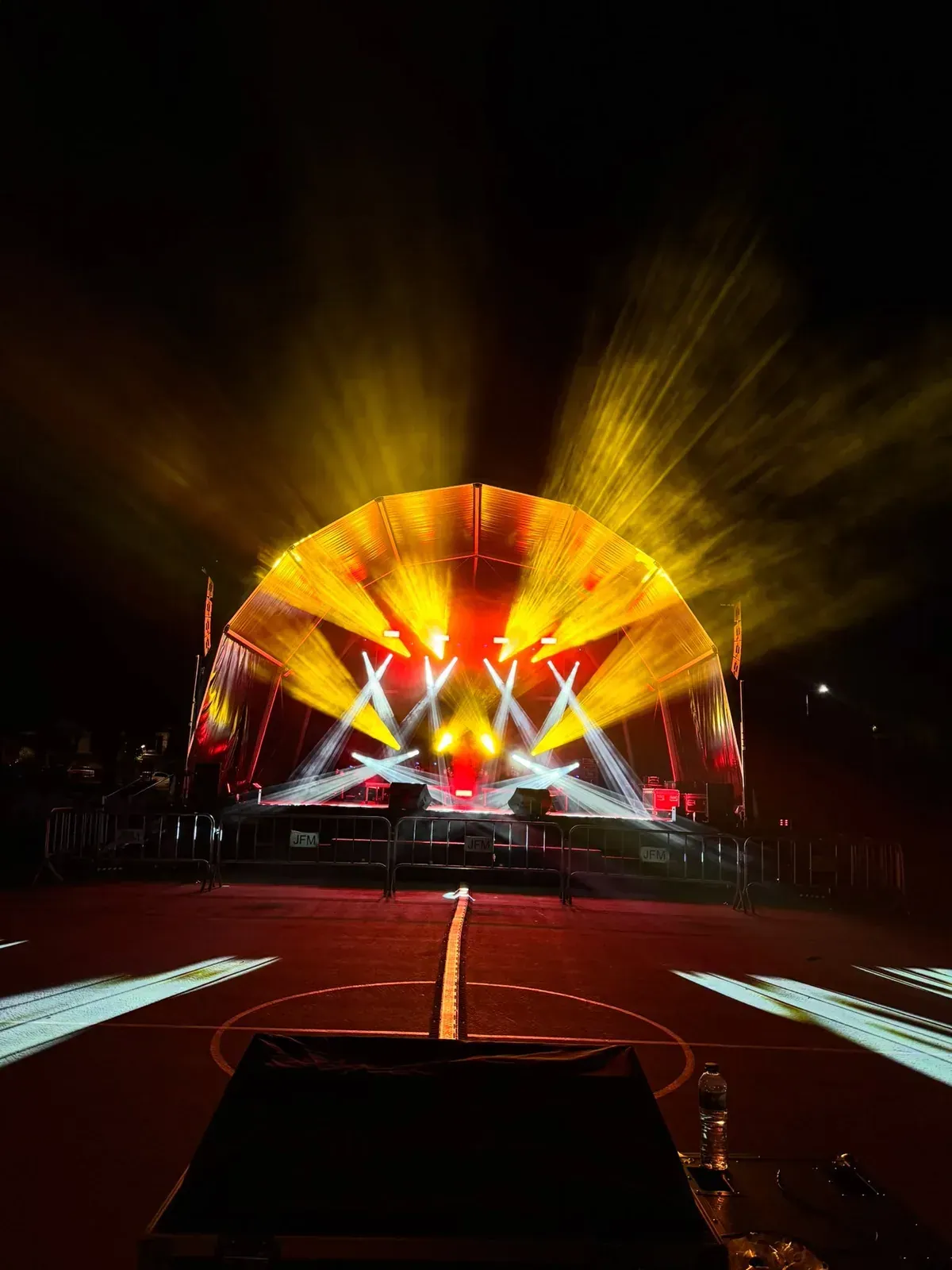 Iluminação de palco e som profissionais em produção técnica de eventos