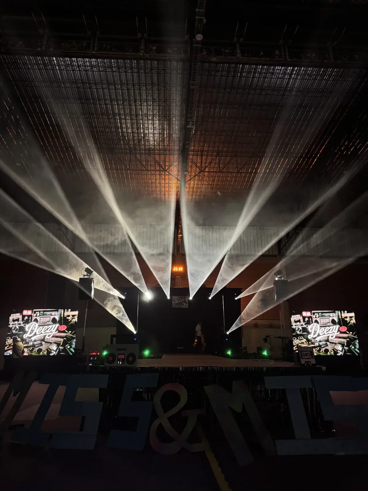 Iluminação de palco e som profissionais em produção técnica de eventos
