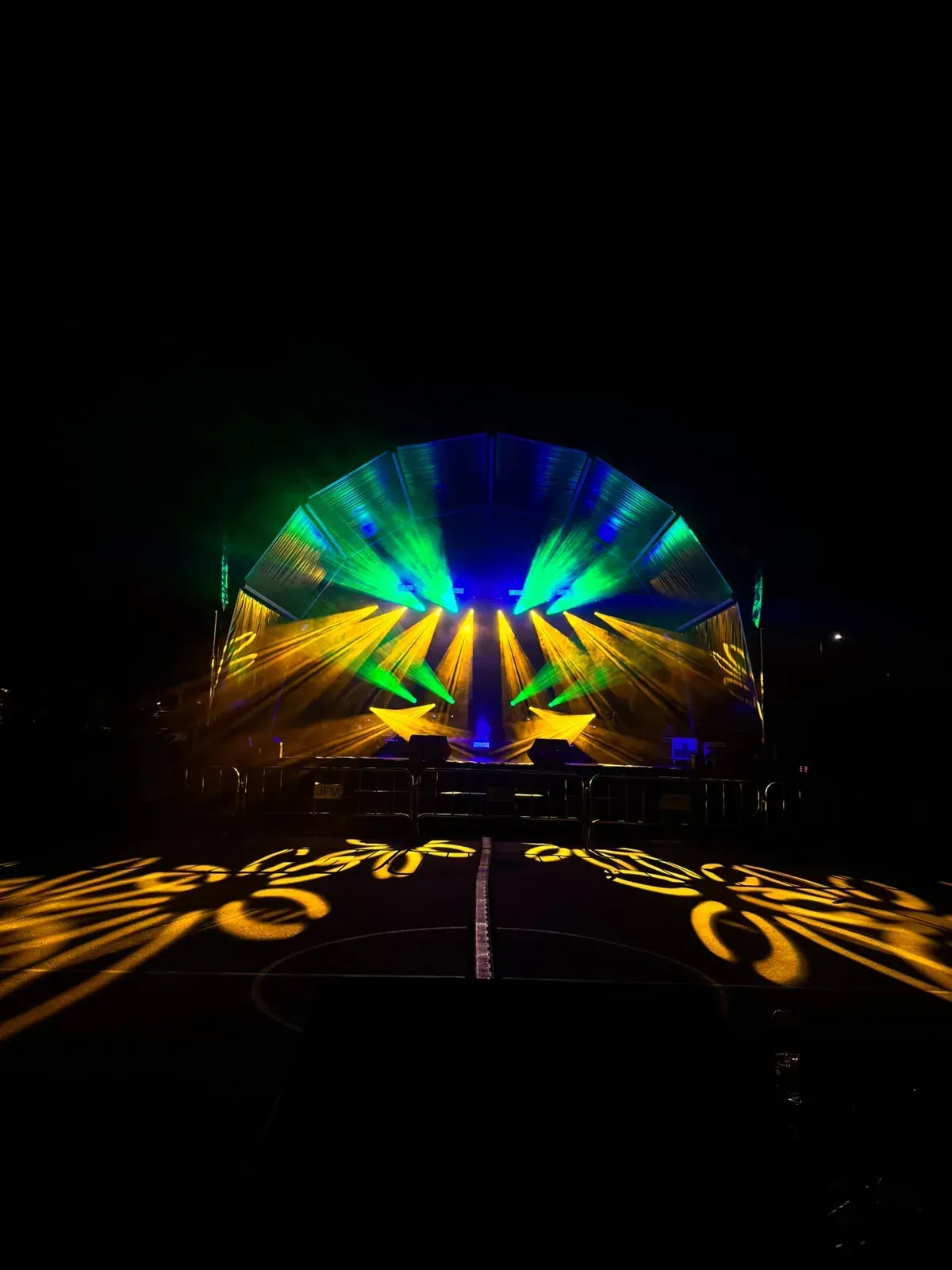 Iluminação de palco e som profissionais em produção técnica de eventos