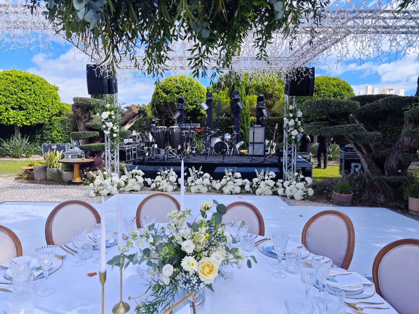Casamento com ambiente iluminado